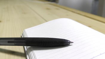 今の仕事との向き合い方を考えるノートとペン